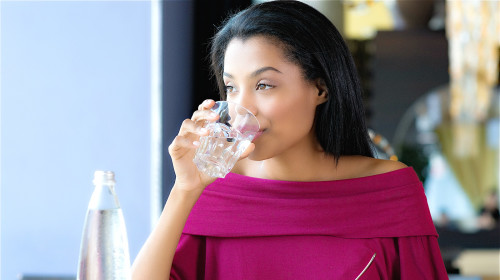 足夠的水分可以將有害物質經由尿液排出，也是養腎的重要途徑。