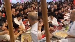 中國大媽「進博會」哄搶食物畫面曝光(視頻圖)