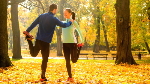 跑步前應先做一些簡單的拉伸動作熱身，避免肌肉受傷或韌帶拉傷等情況。