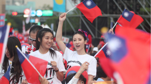 挥舞国旗的台湾女生