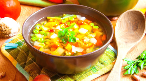 蔬菜汤所含的植化素能活化体内的解毒酵素功能，提高化解与排泄致癌物毒性的作用。