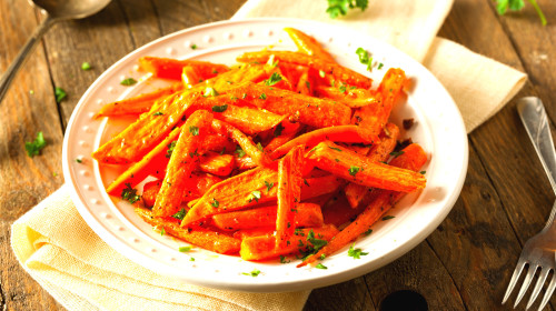 熟吃胡萝卜，并且在烹饪时接触到油脂，才能把胡萝卜的保健功效发挥到极致。