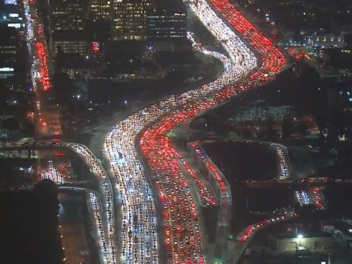 感恩节交通“打结”洛杉矶大堵车景象壮观