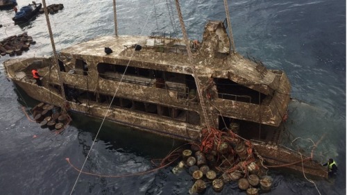 泰國普吉島發生中國旅客喪生的重大船難，肇禍的觀光船鳳凰號被打撈上岸。