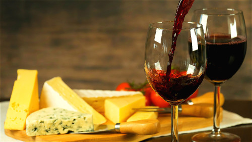 紅酒能夠軟化血管，少量飲用對預防動脈粥樣硬化有幫助，但不宜過量。