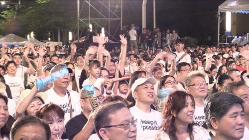 曾短居台灣的香港作家表示，因多了些在地文化情感面的觀察，認為台灣政黨政治與社會運動展現多元意見與包容性。