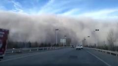 宛若世界末日甘肃张掖市遭百米高沙墙吞噬(图)