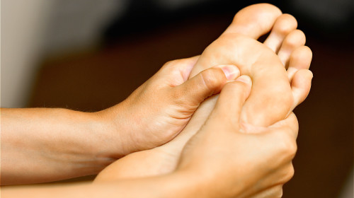 經常按摩腳心湧泉穴，可以達到益精補腎的效果。
