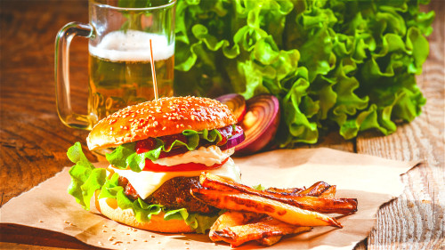啤酒配汉堡的组合让酒精和脂肪轮流“袭击”肝脏，对身体伤害很大。