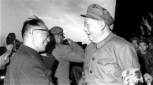 毛泽东与郭沫若的合影照。