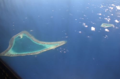 有争议的南沙群岛的珊瑚礁的鸟瞰图，照片拍摄于2017年4月21日。