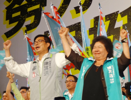 11月3日，陳其邁（左）與陳菊在高雄民進黨「高雄勞動者之夜」造勢集會上。