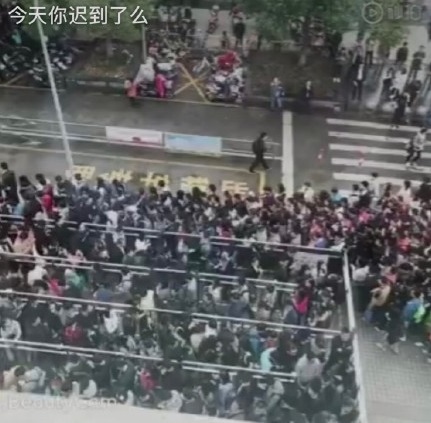 進博會開幕，上海地鐵擠爆（圖片來源：微博）