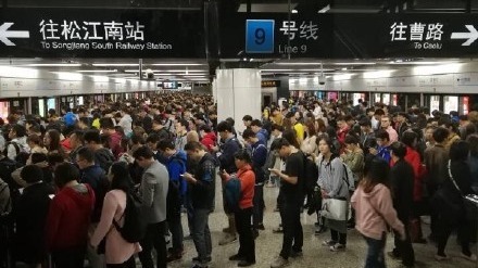進博會開幕，上海地鐵擠爆