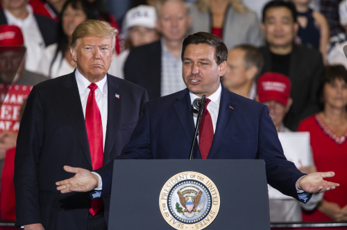 圖為2018年11月3日，時任美國總統川普（左）在一次競選集會上為當時的佛羅里達州州長候選人羅恩·德桑蒂斯（Ron DeSantis）助選。（圖片來源：Mark Wallheiser/Getty Images）