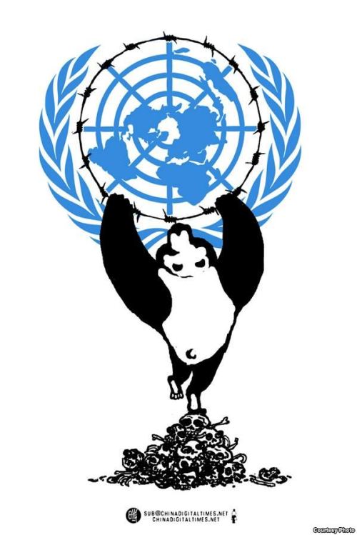 异见艺术家巴丢草的讽刺作品，象征中共政权的熊猫将铁丝网圈在联合国标志上