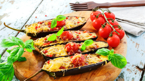 茄子含有能降低胆固醇的物质，能帮助预防血栓。
