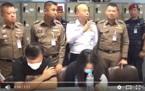 2华人泰国机场偷箱被捕 被带到新闻发布会示众