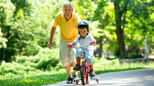 老年人长期慢性的劳动损害、久站、久走等，都可能造成脚部慢性退化的现象。