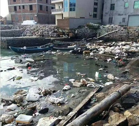 民居附近受污染的海岸线