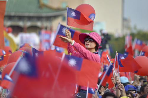 手舉中華民國國旗參與民主選舉的台灣民眾。