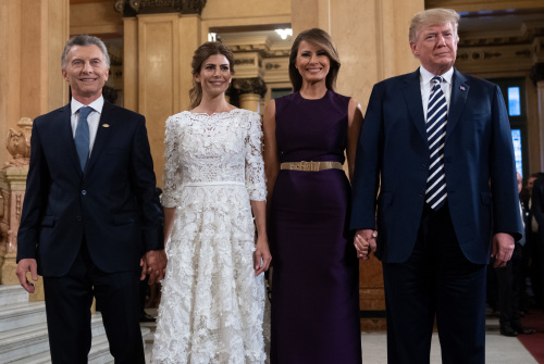 2018年11月30日，美國總統川普和她的妻子梅拉尼婭與阿根廷總統馬克里和妻子阿瓦達在G20領導人峰會期間。