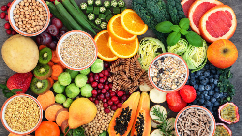 预防大肠癌除了多摄取天然五色蔬果外，亦要多摄取全谷类食物才能相辅相成。