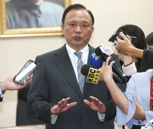 中華民國交通部長林聰賢請辭獲准。