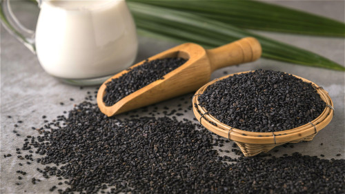 黑色食物能补肾益气，是补肾应多食用的上选食材，如黑芝麻、黑豆等。