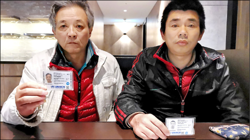 滞留台湾233天的中国大陆籍男子颜克芬(右)，日前获准以专业移民到加拿大。至于另一位滞台的中国大陆男子刘兴联(左)则继续留台治疗。