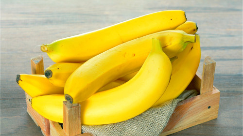香蕉是含钾最高的水果之一，适量吃对控制血压有利。