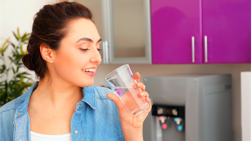 經常飲用涼水或凍飲容易損傷脾胃陽氣，喝熱水確實對身體有一定的好處。