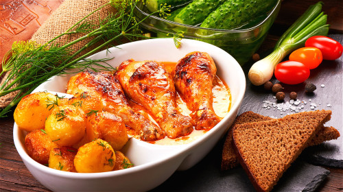 冬季肾气当令，可多吃鸡肉等温热松软的食物来补肾。