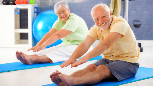 血管硬化则容易出现血栓，老年人，平时更需注意预防，多做保健。