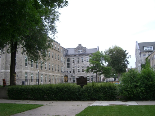 加拿大皇后 大學校園一景