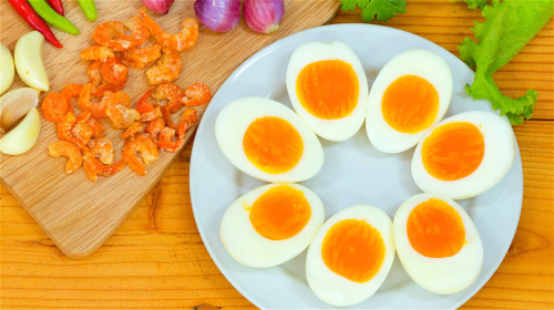 日本管理营养师指出，每天早上吃水煮蛋能助眠，又有助于预防乳癌、失智等疾病。