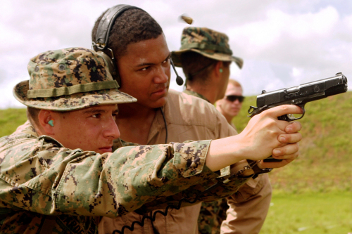 美国海军陆战队员使用柯尔特M45A1近距离战斗手枪进行训练。