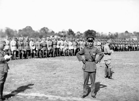 1933年蒋中正检阅国军第五次围剿部队。