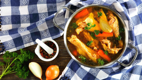 高浓的肉汤含有较多盐分，不利于血压健康，会为脑梗埋下隐患。