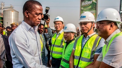 2018年9月15日，尚比亞總統倫古在路沙卡的一條主要道路上與中國航空工業集團公司的中國工人會面。