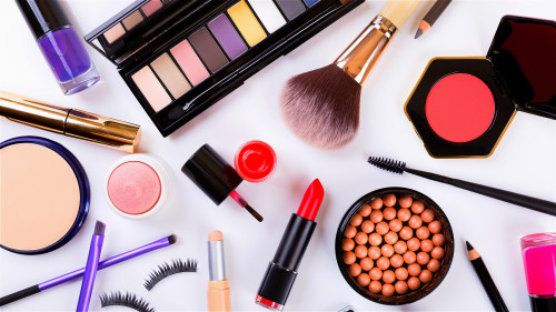 化妝品中的某些化學成分會擾亂人體激素的自然分泌，可能導致更年期提前。