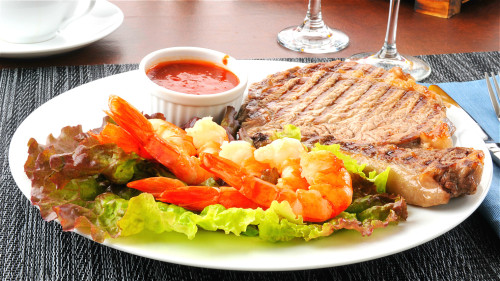 脂肪肝患者盡量少吃蝦、牛肉等蛋白質高的食品。