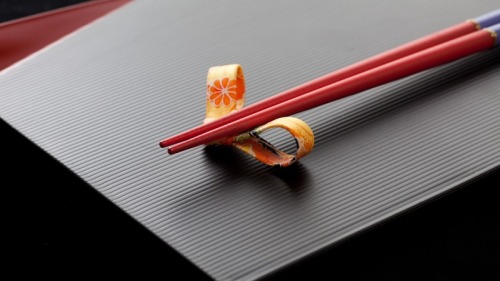 中国人使用筷子用餐是从远古流传下来的，日常生活中非常讲究。