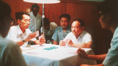 圖為1984年6月24日，中鄧小平（右二）在北京與朋友打橋牌。