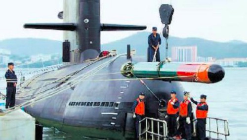中國海軍人員裝填一枚魚-6魚雷到039型宋級潛艇的發射管內。