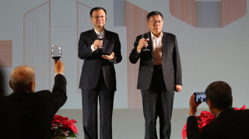 周波（左）与台北市长柯文哲出席双城论坛晚宴。