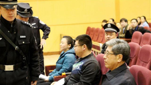 2016年3月一审开庭，内蒙古银行前党委书记、董事长杨成林（右）和儿子、情妇同堂受审。（图片来源：网络）