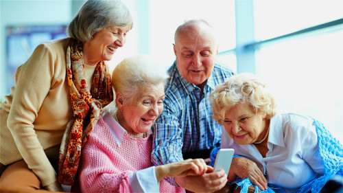 拥有良好的社交圈子生活，有助于长寿。
