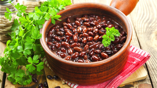 红豆具有利尿、健脾养胃、消水肿、补血、改善血液循环、使气色红润等作用。
