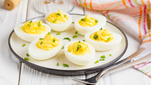 鸡蛋中含有硒和镁，可帮助头发散发健康的魅力，解决脱发的烦恼。
